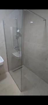 Moderne kupatilo sa tuš kabinom i keramičkim pločicama. - image 14