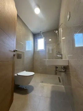 Moderno opremljeno kupatilo sa tuš kabinom. - image 8