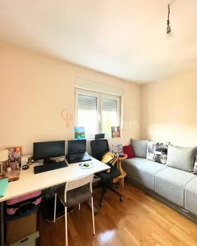 Manja soba opremljena radnim stolom i kaučem. - image 9