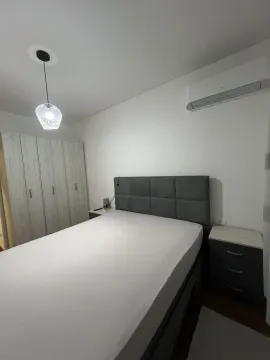 Svijetla spavaća soba sa velikim krevetom i garderoberom. - image 10