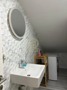 Kupatilo sa umivaonikom, okruglim ogledalom i mašinom za veš. - image 14