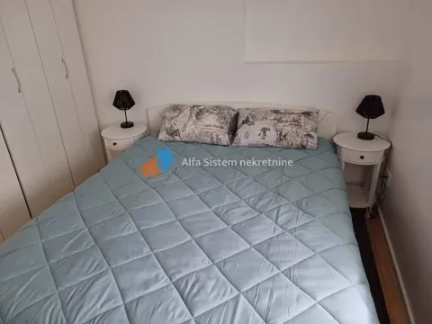 Nameštena spavaća soba sa bračnim krevetom, noćnim stočićima i ormarom. - image 11