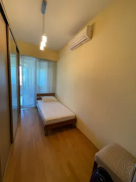 Manja spavaća soba sa krevetom za jednu osobu, ugradnim ormarom i klima uređajem. - image 9