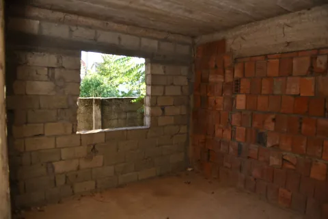 Nepotpuno završena prostorija u izgradnji sa pogledom kroz prozor. - image 7