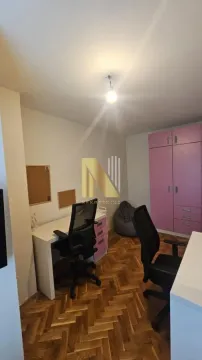 Dečja soba sa radnim stolom i roze garderoberom. - image 5