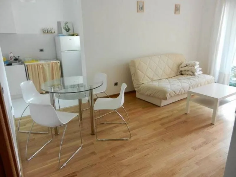 Izdavanje, jednosoban stan, 43m², Bečići, Budva