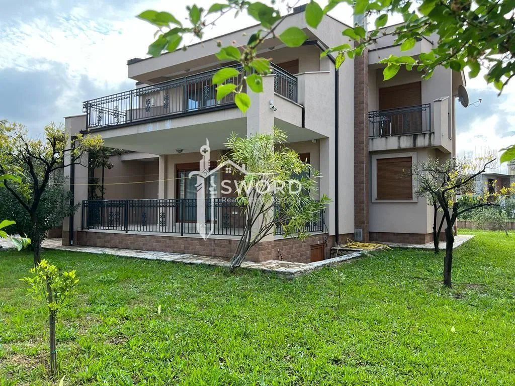 Prodaja, kuća, 270m², Centar, Bar