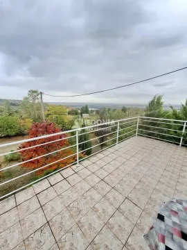 Prostrana terasa sa pločicama i metalnom ogradom i pogledom na prirodu. - image 3