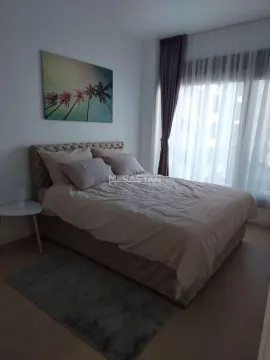 Nameštena spavaća soba sa bračnim krevetom, noćnim stočićem i prozorom sa zavesama. - image 15