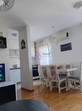Dnevna soba sa trpezarijom i pogledom na kuhinju. - image 3