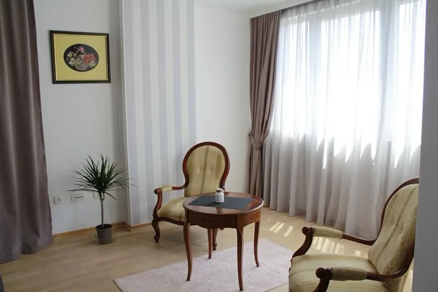 Izdavanje, trosoban stan, 120m², Centar, Budva