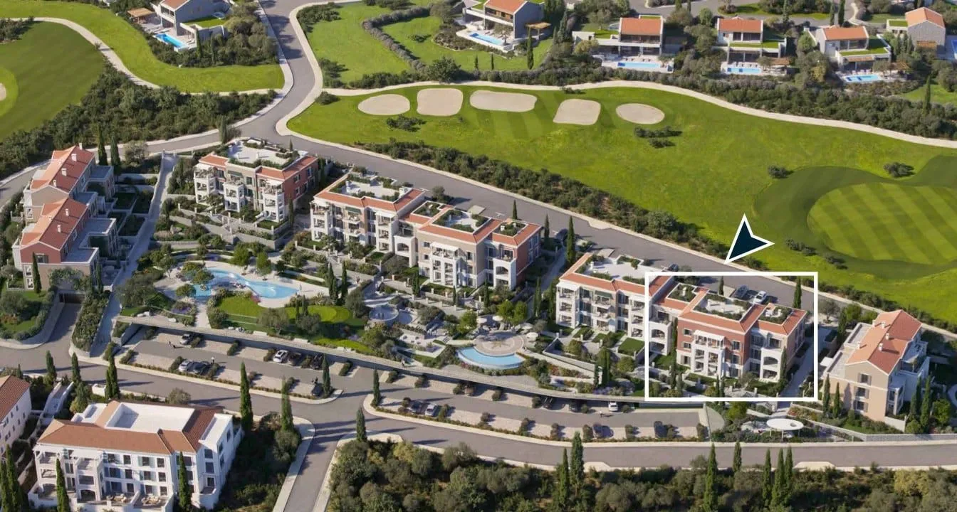 Prikaz stambenog kompleksa iz vazduha sa označenim objektom.