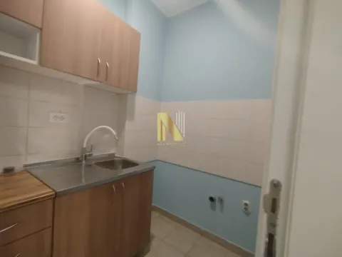 Manja kuhinja sa drvenim elementima i sudoperom. - image 13