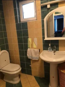 Manje kupatilo sa keramičkim pločicama, umivaonikom i wc šoljom. - image 8