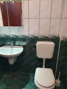 Manje kupatilo sa umivaonikom i wc šoljom. - image 6
