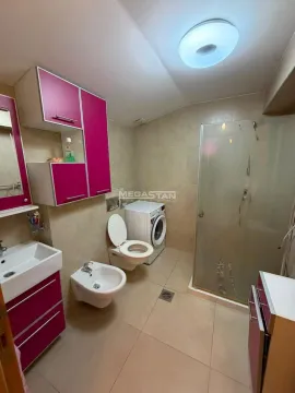 Kupatilo opremljeno sanitarijama, tuš kabinom i veš mašinom. - image 7