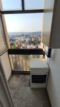 Manji zatvoreni balkon sa šporetom i pogledom na grad. - image 3
