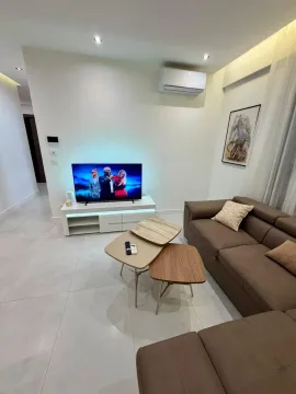 Moderan dnevni boravak sa garniturom i televizorom. - image 5