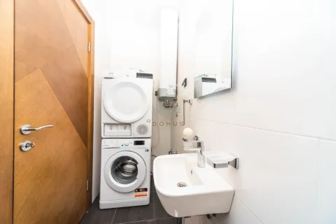 Manje kupatilo sa umivaonikom, ogledalom i mašinama za pranje i sušenje veša. - image 11