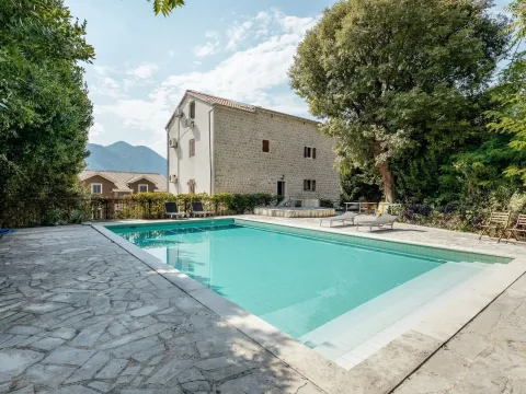 Sale, two bedroom apartment, 82m², Dobrota, Kotor - image 2