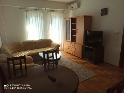 Dnevna soba sa ugaonom garniturom, drvenim namještajem i trpezarijskim stolom. - image 6
