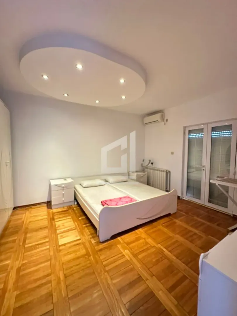 Izdavanje, trosoban stan, 250m², Tološi, Podgorica