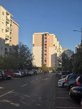 Pogled na stambene zgrade i parking ispred zgrade. - image 4