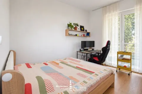 Namještena spavaća soba sa krevetom, radnim stolom i izlazom na terasu. - image 8