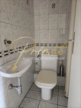 Manje kupatilo obloženo keramičkim pločicama sa umivaonikom i šoljom. - image 18