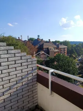 Pogled sa terase na okolne zgrade i zelenilo. - image 12