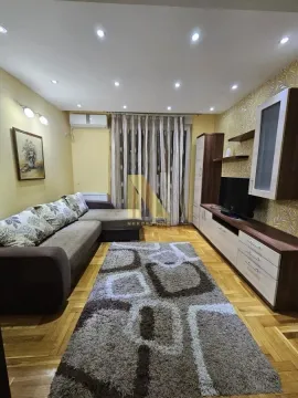 Dnevna soba sa garniturom za sedenje, TV komodom i parketom. - image 2
