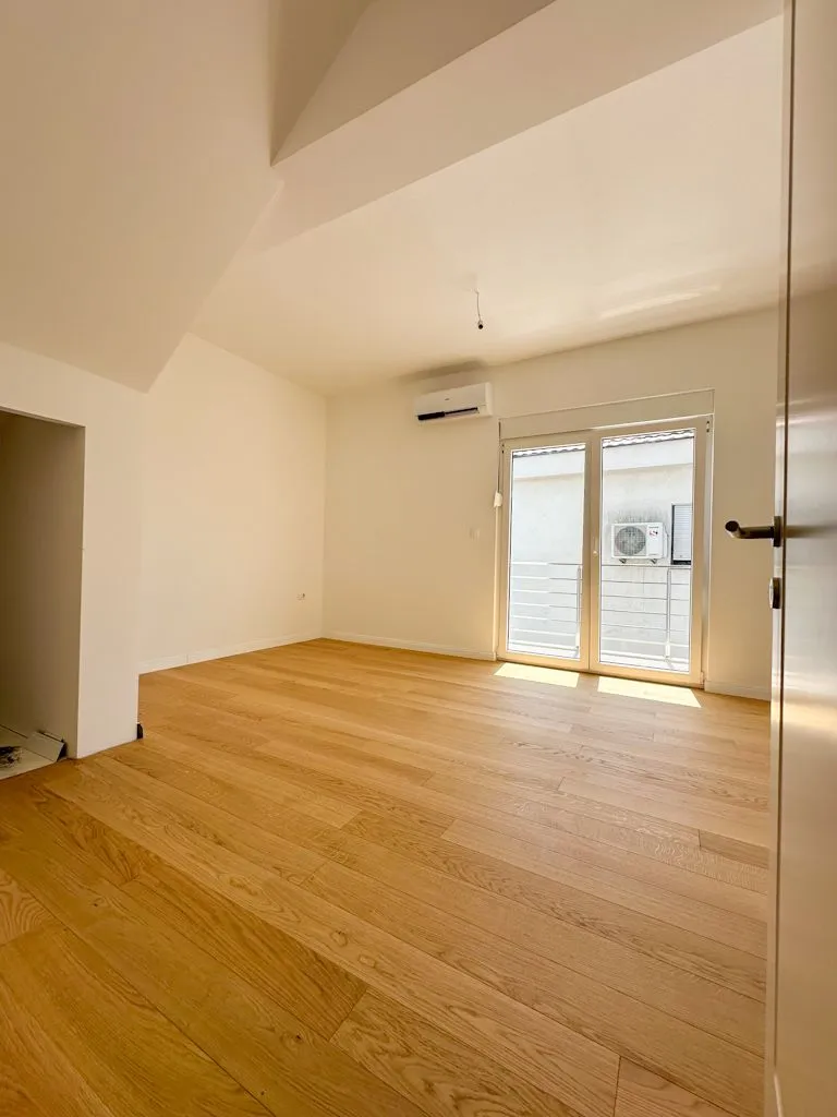 Prodaja, četvorosoban stan, 160m², Drač, Podgorica