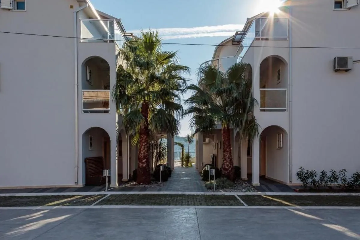 Izdavanje, dvosoban stan, 80m², Tivat, Crna Gora