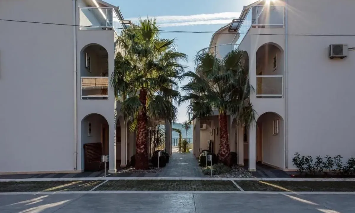 Izdavanje, dvosoban stan, 80m², Tivat, Crna Gora