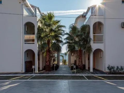 Izdavanje, dvosoban stan, 80m², Tivat, Crna Gora