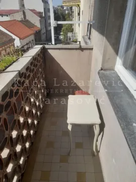 Manji balkon sa stočićem i pogledom na ulicu. - image 10