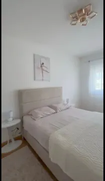 Svijetla spavaća soba sa bračnim krevetom. - image 6