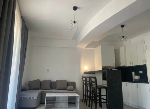 Dnevni boravak sa garniturom i trpezarijskim šankom u nastavku kuhinje. - image 2