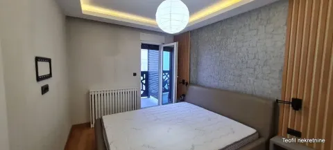 Nameštena spavaća soba sa bračnim krevetom i izlazom na terasu. - image 8