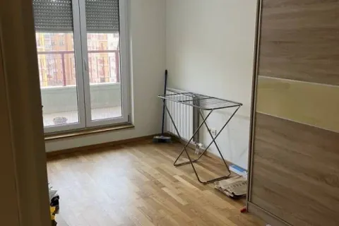 Manja soba sa drvenim podom, garderoberom i izlazom na terasu. - image 8
