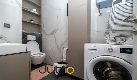 Savremeno opremljeno kupatilo sa WC šoljom, umivaonikom i veš mašinom. - image 7