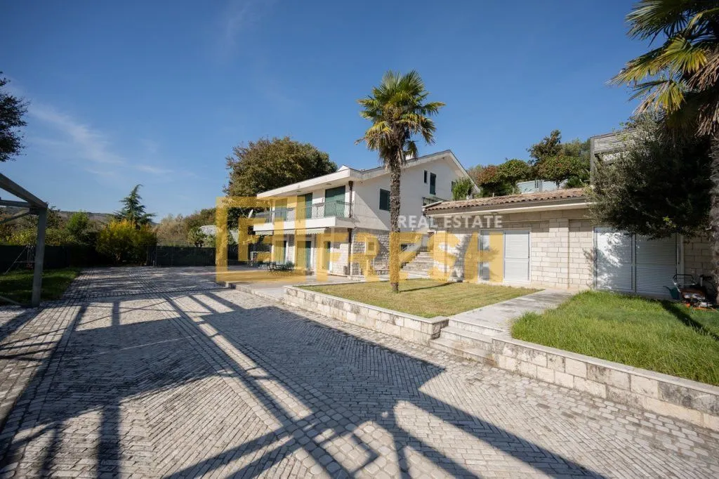 Rent, house, 380m², Mareza, Podgorica