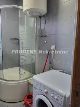 Kupatilo sa tuš kabinom, bojlerom i veš mašinom. - image 3