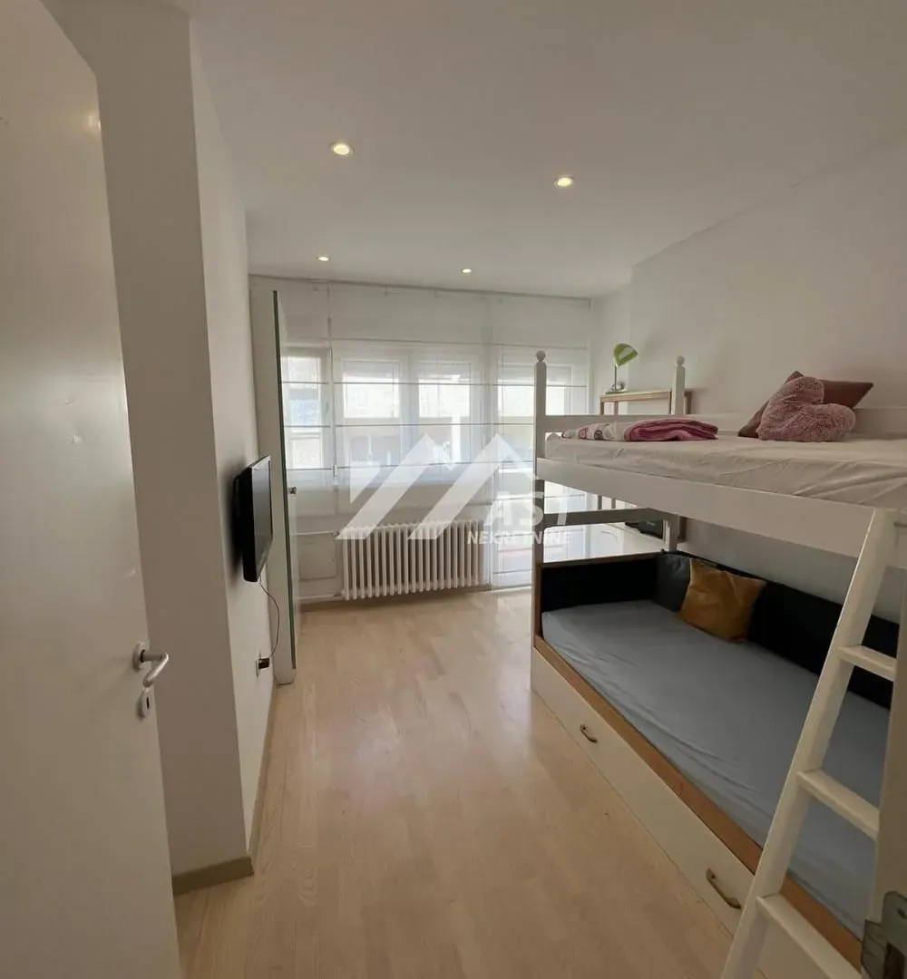 Izdavanje, četvorosoban stan, 95m², Centar, Novi Sad