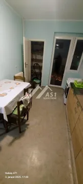 Kuhinja sa trpezarijskim stolom i izlazom na terasu. - image 4