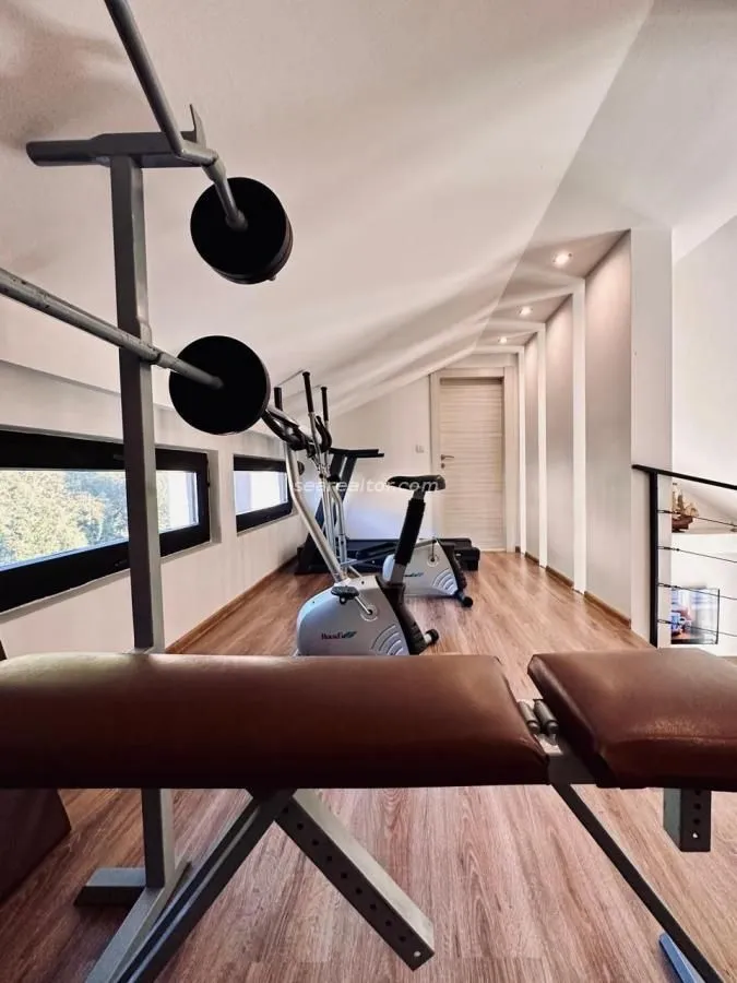 Izdavanje, trosoban stan, 130m², Centar, Tivat
