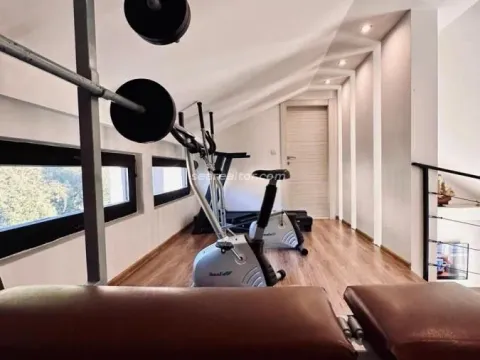 Izdavanje, trosoban stan, 130m², Centar, Tivat - image 24