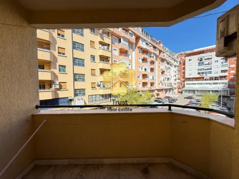 Pogled sa terase na okolne stambene zgrade i parking. - image 21