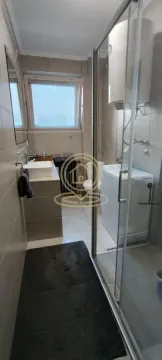 Kupatilo opremljeno tuš kabinom, umivaonikom, wc šoljom i bojlerom. - image 5