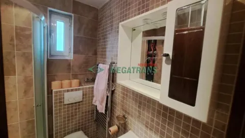 Kupatilo obloženo keramičkim pločicama sa tuš kabinom i ogledalom. - image 20